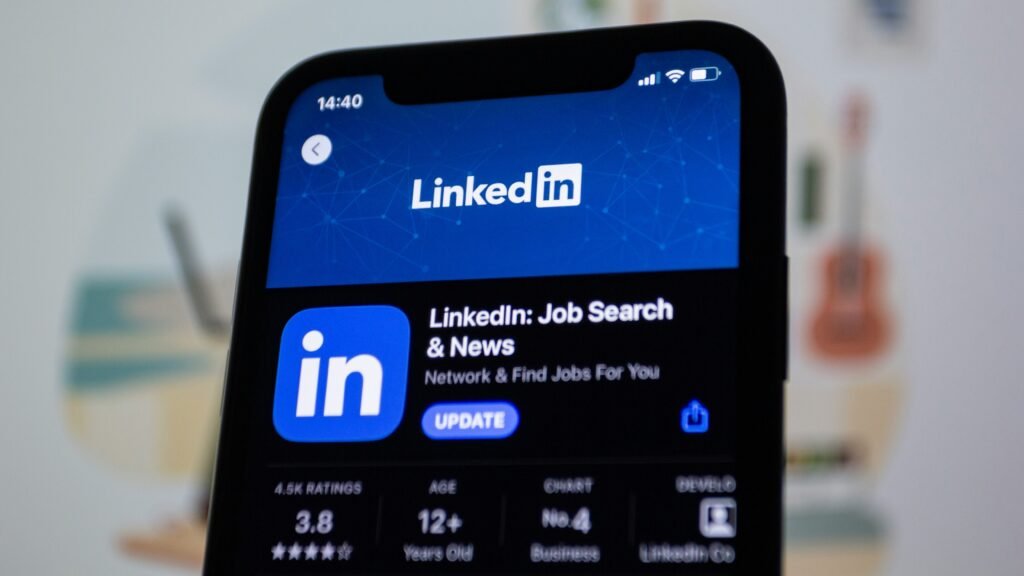 The LinkedIn Formula: How Top Executives Are Building 100,000-Follower Audiences